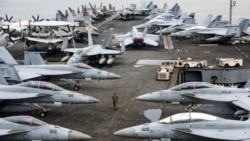 Боевые самолеты на взлетной палубе американского авианосца "Авраам Линкольн"