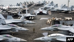 Боевые самолеты на взлетной палубе американского авианосца "Авраам Линкольн"