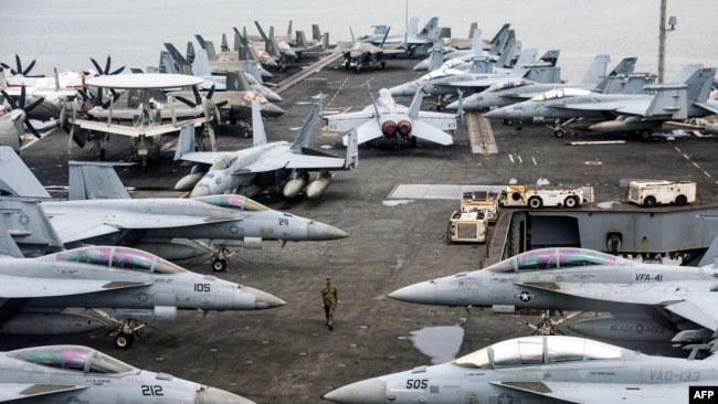 جت‌های جنگنده پارک‌شده بر روی عرشهٔ ناو هواپیمابر آبراهام لینکلن