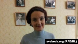 Унучка Якуба Коласа і дачка Данілы Міцкевіча Вера Міцкевіч у музэі Якуба Коласа