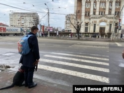 Silviu Roșu-nak meg kell kérdezni a több gyalogost, hogy mikor vált zöldre a lámpa, mert nincs hangjelzés.