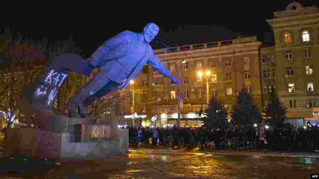 У Дніпропетровську знесли останній великий пам&rsquo;ятник радянської доби &ndash; монумент Григорію Петровському. Акція, за словами організаторів, була приурочена до Дня пам&rsquo;яті Героїв Крут. 29 січня 2016 року. Відео знесення пам&#39;ятника ТУТ