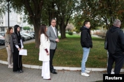 Bivši predsjednik Srbije i nosilac liste "Ujedinjena Srbija" Aleksandar Vučić sa suprugom Tamarom u redu za glasanje.