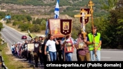 Участники крестного хода в Крыму, организованного РПЦ, архивное фото