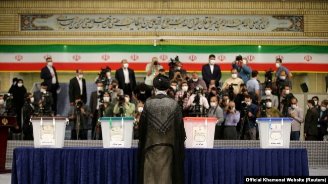 Иранның рухани басшысы аятолла Әли Хаменеи дауыс беруге сайлау учаскесіне келіп тұр. Тегеран. 18 маусым, 2021 жыл.
