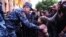 Ermeni paýtagty Ýerewanda 20-nji aprelde müňlerçe adam tapgyr sekizinji gün proteste çykyp, ozalky prezident Serž Sarkisýanyň premýer-ministr saýlanmagyna garşylyk bildirdi.&nbsp; 6- ýaşyndaky Lucine Burtoýan hökümetine binasyny goraýan polisiýa ofiserine ýüzlenip: &quot;Gel bize goşul. Sen näme üçin [Sarkisýan] bilen? Sen näme üçin öz halkyň bilen däl&quot; diýdi. (RFE/RL/Amos Chapple)