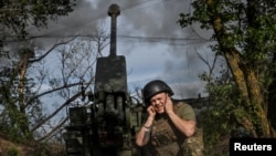 Një ushtar ukrainas duke sulmuar me obus pozicionet ruse në rajonin e Zaporizhjës. Fotografi ilustruese nga arkivi. 