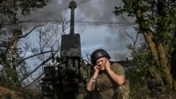 Військовослужбовець 44-ї окремої артилерійської бригади ЗСУ під час ведення вогню з української самохідної гаубиці 2С22 «Богдана» у бік російських позицій, Запорізька область, 25 травня 2026 року