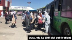 Чет жактан кайткан мигранттар. 26-май, 2020-жыл. Бишкек.