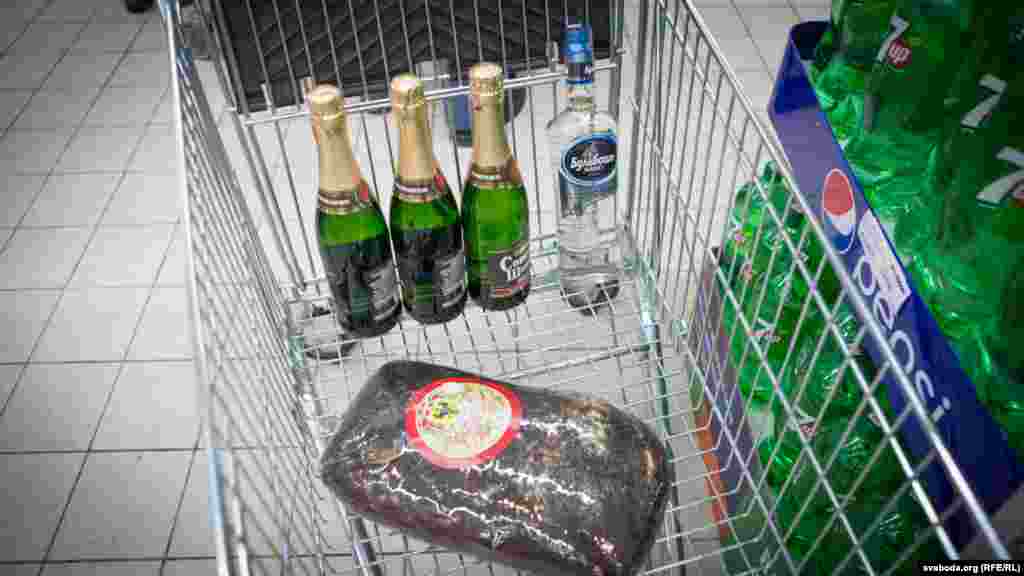 Belarus - New Year Eve's shopping in Minsk, 31Dec2015