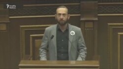Ermnistan parlamentində fişəngli etiraz