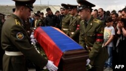 Armenia -- Armenian soldiers carry the flag-wrapped coffin of one of their comrades killed in Nagorno-Karabakh during the soldier's funeral ceremony at the Yerablur military cemetery on the outskirts of Yerevan, April 13, 2016