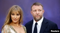  Гай Ричи и брачната половинка му Джаки Ейнсли през 2019 година 