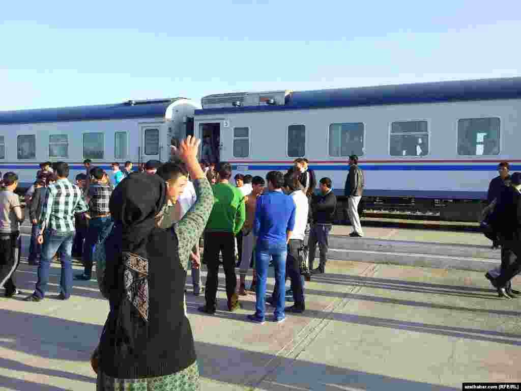 Ene harby gullukdan gel&yacute;&auml;n ogluny garşyla&yacute;ar