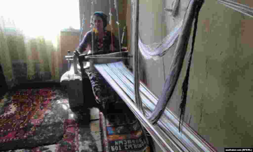 Işsizlikden eklenji kyn hojalyklarda gelin-gyzlar &ouml;&yacute;lerde t&uuml;rkmeniň milli ketenisini, d&uuml;&yacute;p gyňa&ccedil;laryny dokap, sat&yacute;arlar.