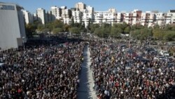 Пришедшие на церемонию прощания с митрополитом Амфилохием в Подгорице.