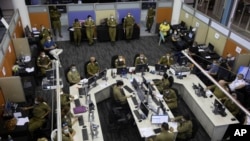 La începutul pandemiei, Israelul a implicat armata în combaterea pandemiei. Aici, ofițeri la centrul de comandă din Ramle din centrul țării, 25 august 2020. Atunci, se impuneau restricții pentru reducerea infectărilor. Ulterior, Israelul a fost un performer al vaccinării. Dar pericolul nu a trecut.