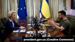 Shefja e Komisionit Evropian, Ursula von der Leyen me presidentin ukrainas, Volodymyr Zelensky. Fotografi nga arkivi.a