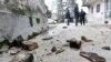 Helybeliek szemlélik a földrengés okozta károkat a horvátországi Sisakban, 2020. december 28-án