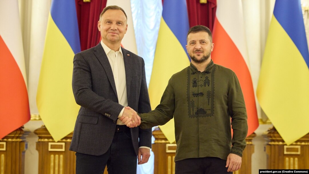 Președintele Poloniei, Andrzej Duda (stânga), în timpul vizitei făcute la Kiev, în august 2022. Aici, după conferința de presă susținută cu președintele ucrainean, Volodimir Zelenski. 