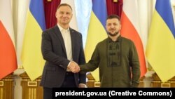 Președintele Poloniei, Andrzej Duda (stânga), în timpul vizitei făcute la Kiev, în august 2022. Aici, după conferința de presă susținută cu președintele ucrainean, Volodimir Zelenski. 