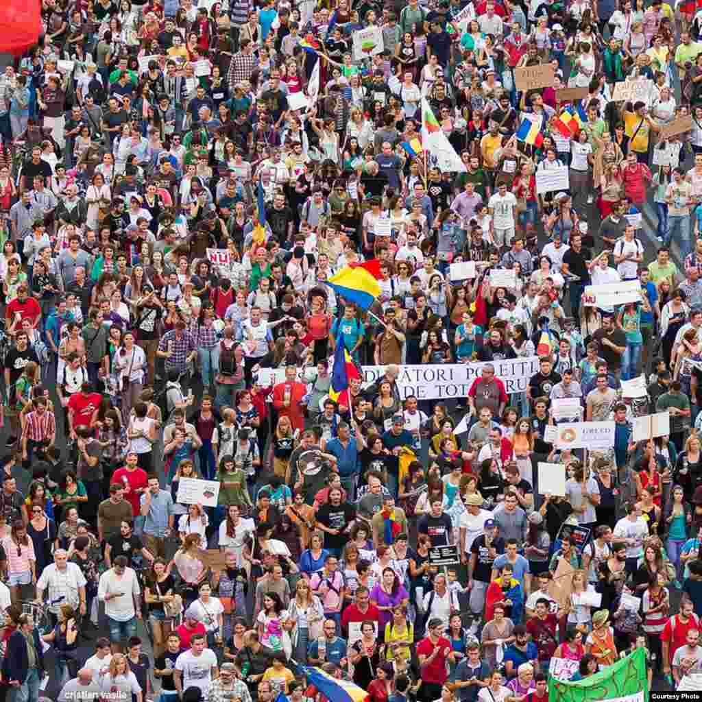 Romania -- tens of thousand of people protested in Bucharest for the 22nd day against the opening of Rosia Montana goldmine, undated.