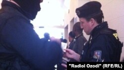 Сотрудник чешской полиции проверяет документы (иллюстративное фото)
