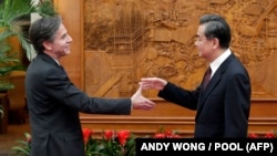 Secretarul de stat american Antony Blinken și șeful diplomației chineze, Wang Yi, înainte cu mulți ani de schimbul de replici acide din acest an de la Anchorage, Alaska - aici la o întâlnire de la Beijing, din februarie 2015