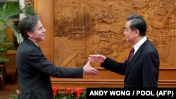 Энтони Блинкен и Ван И на встрече в Пекине, 11 февраля 2015 года