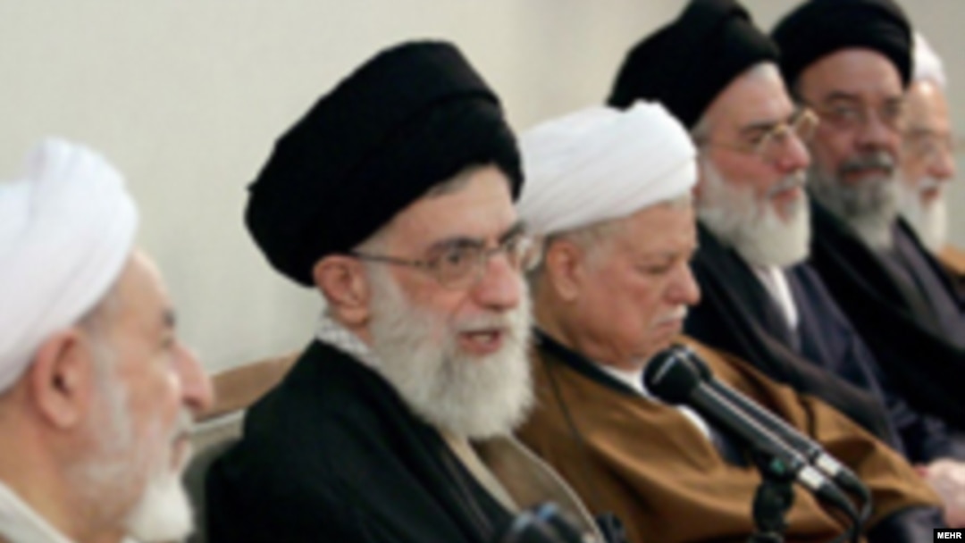 آيت الله علی خامنه ای سخنرانی خود در برابر نمايندگان مجلس خبرگان رهبری از دولت نهم تمجید کرد.
عکس از مهر