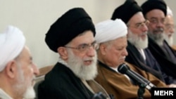 آيت الله علی خامنه ای سخنرانی خود در برابر نمايندگان مجلس خبرگان رهبری از دولت نهم تمجید کرد.
عکس از مهر