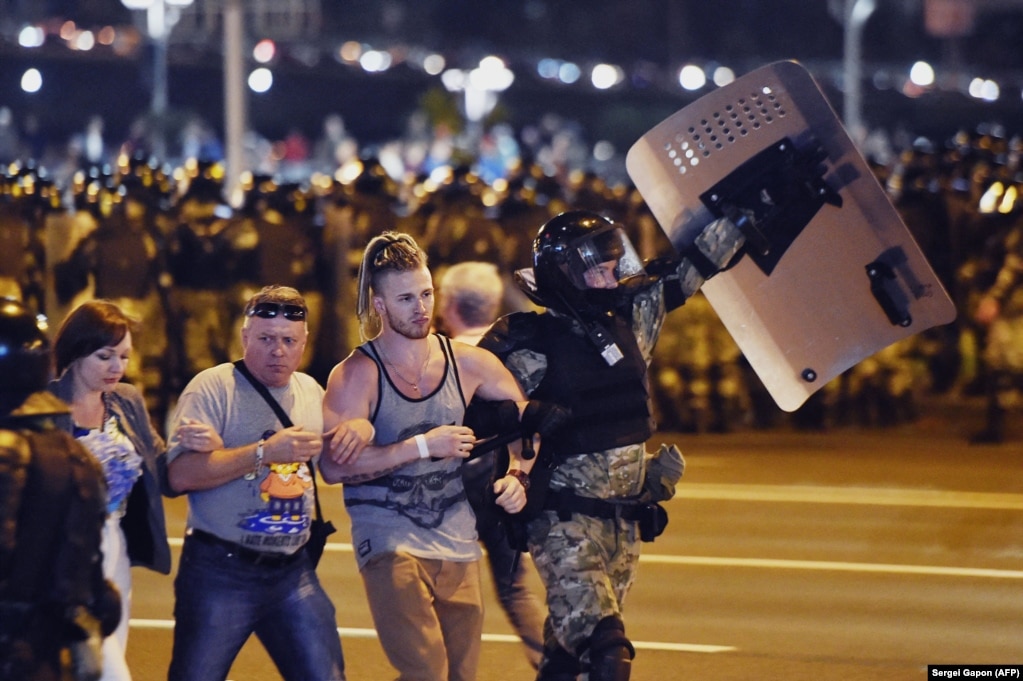 Maksim (with dreadlocks) photographed with a riot policeman in Minsk on August 9, 2020.