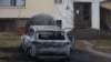 Запаленият автомобил в двора на къщата на кмета на Бистрица Самуил Попов. Палежът е засегнал и входната врата на имота, която се вижда на заден план. 16 февруари 2026 г.