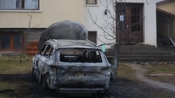 Запаленият автомобил в двора на къщата на кмета на Бистрица Самуил Попов. Палежът е засегнал и входната врата на имота, която се вижда на заден план. 16 февруари 2026 г.