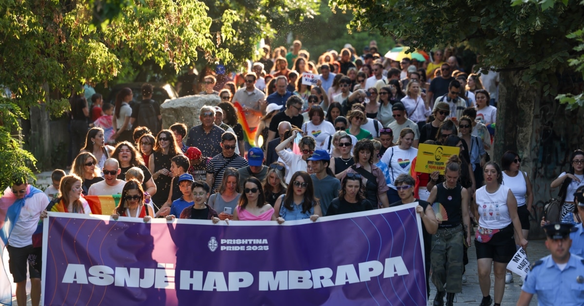  As një hap mbrapa   Në Prishtinë mbahet Parada e Krenarisë