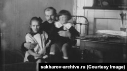 Andrei Saharov (dreapta), în vârstă de aproximativ trei ani, cu tatăl său Dmitri și verișoara Katia Saharova, anul 1924.