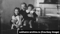 Andrei Sakharov (right) at around 3 years of age with his father, Dmitry, and cousin Katya Sakharova in 1924