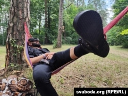 Аляксей АйЦіБарада Картыньнік сьпіць у гамаку