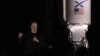 Ілан Маск на фоне ракеты Starship