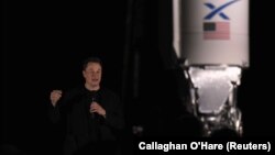 Ілан Маск на фоне ракеты Starship