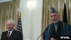 Міністр оборони США Роберт Гейтс (ліворуч) і президент Афганістану Хамід Карзай під час прес-конференції в Кабулі, Афганістан, 8 грудня 2009 року
