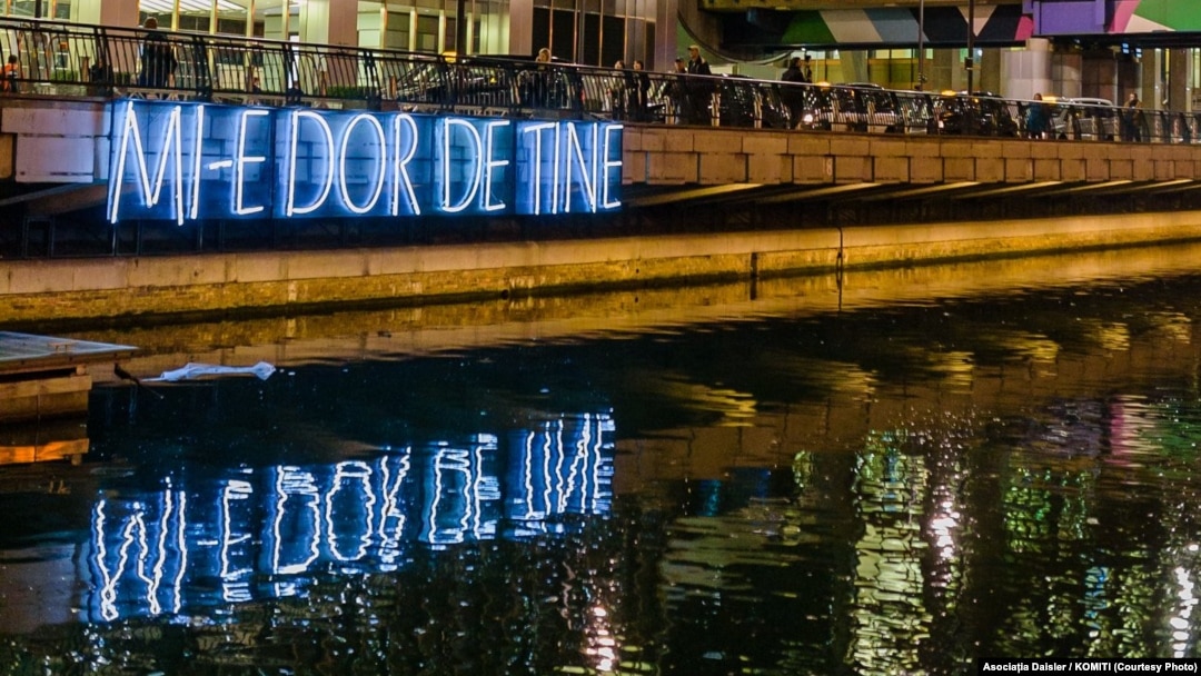 Aproape un milion de români figurează cu domiciliul sau reședința în Marea Britanie, arată datele centralizate de Ministerul Afacerilor Externe, transmise Europei Libere. Mesajul „Mi-e dor de tine”, la Canary Wharf, Londra, noiembrie 2019. 