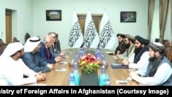 د افغانستان لپاره د امريکا پخواني استازي زلمي خليلزاد او د افغانستان لپاره د متحده عربي اماراتو سفير سیف الکتبي د مارچ پر ۲۴مه په کابل کې د طالبانو د بهرنيو چارو له وزیر امیر خان متقي سره وليدل.