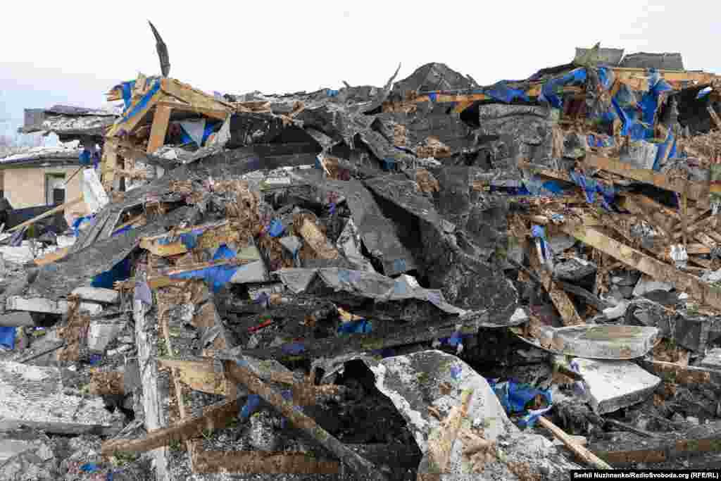 Путрівка, Київська область.Російські військові регулярно з різних видів озброєння – ударними БпЛА, ракетами, КАБами, РСЗВ – атакують українські міста і цивільну інфраструктуру в усіх регіонах України.Українська влада і міжнародні організації кваліфікують ці удари як воєнні злочини Російської Федерації і наголошують, що вони мають цілеспрямований характер