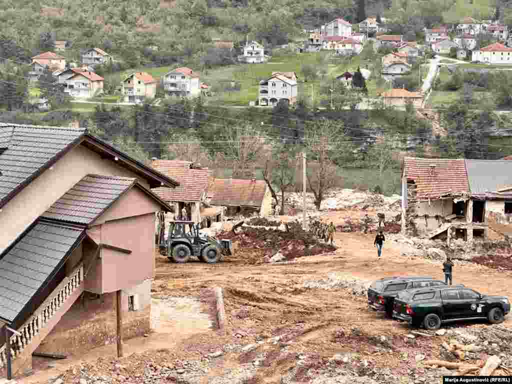 Mašine i dalje čiste ostatke kuća i nanosa oko domova u Donjoj Jablanici, 24. 10. 2024.