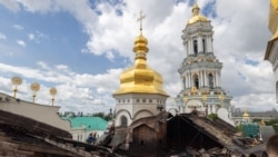“Plumb në zemër”: Katedralja historike në Kiev digjet në një sulm të madh rus