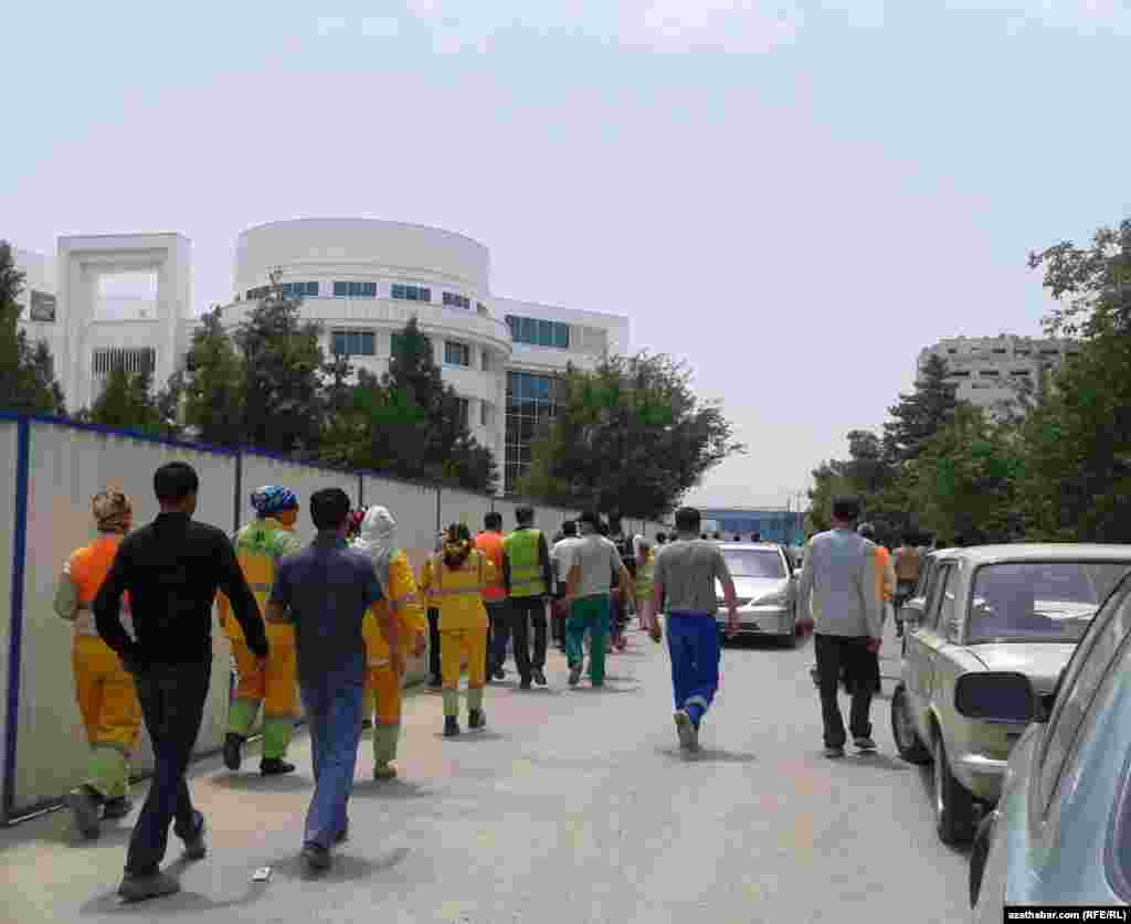 "Polimeks" türk kärhanasynyň işgärleri. Aşgabat