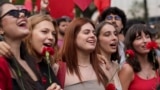 ۲۵ آوریل ده‌ها هزار نفر در لیسبون پنجاهمین سالگرد انقلاب میخک را جشن گرفتند