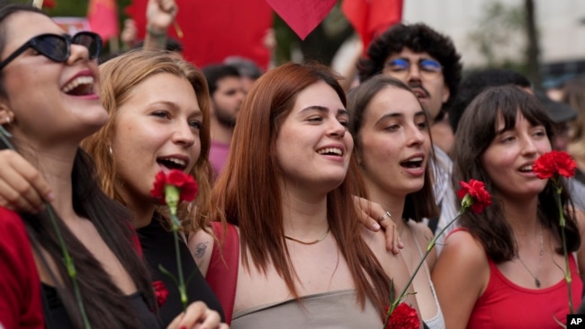 ۲۵ آوریل ده‌ها هزار نفر در لیسبون پنجاهمین سالگرد انقلاب میخک را جشن گرفتند