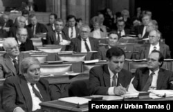 A még pártállami parlament utolsó üléseinek egyike 1990-ben. Az első sorban Pozsgay Imre, Németh Miklós, Medgyessy Péter, Pozsgay Imre mögött Straub F. Brunó